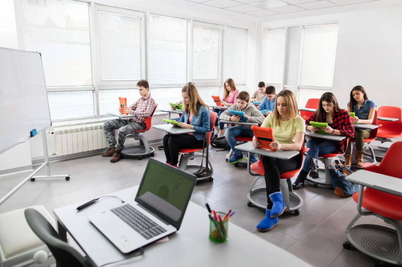 Innovazione Tecnologica in Aula: Come la Scuola Sta Adottando le Nuove Tecnologie